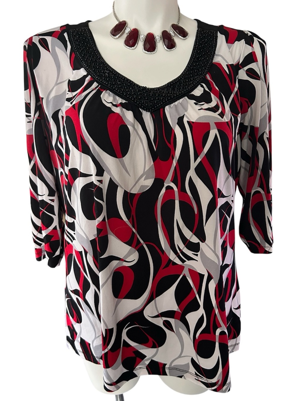 Essentials Womens Black, Red & White Beaded V-Neck Patterned Blouse EUC 1X